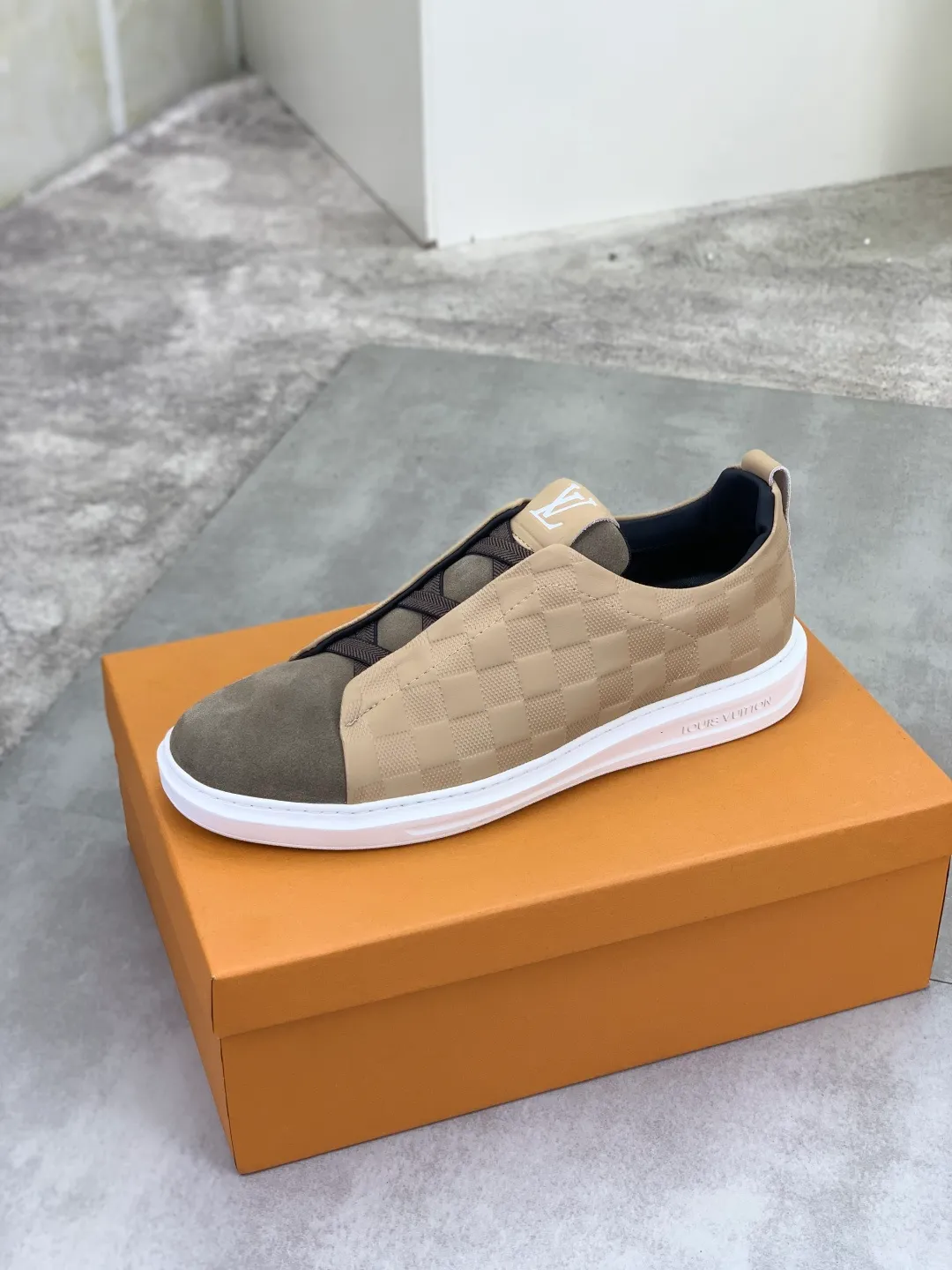 Men's men's shoes P440💰【Real price】Yangli🆘 💭💭New model launched【LOUlS VUlTTON】Louis Vuitton's new low-top men's shoes, high quality, support inspection! This style comes from Italy, very energetic and creative, giving people a comfortable and atmospheric visual impact❗Synchronization, the upper is made of silk calfskin with the original LV, imported soft sheepskin lining🐑Purely hand-stitched; LV original rubber outsole 4️⃣colors available Code number: 38~44